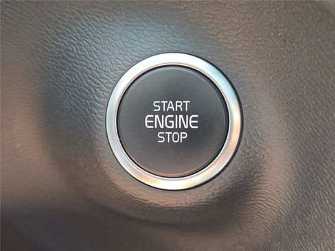 Used 2024 Volvo XC40 B5 Core image 35