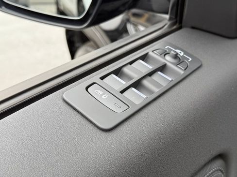 New 2025 Land Rover Discovery Sport Dynamic SE image 9