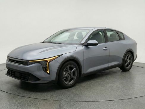 Used 2025 Kia K4 LXS image 3