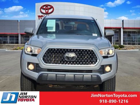 Used 2018 Toyota Tacoma TRD Off-Road image 2