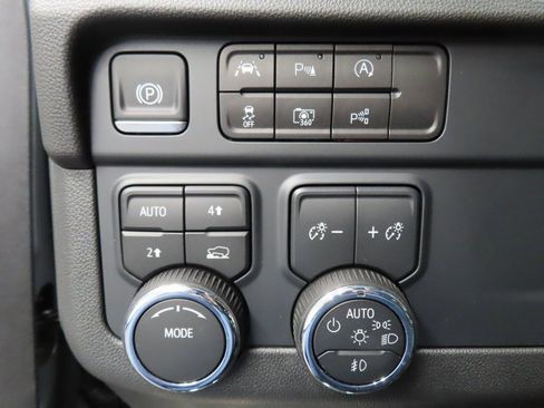 Used 2025 Chevrolet Suburban Premier image 56