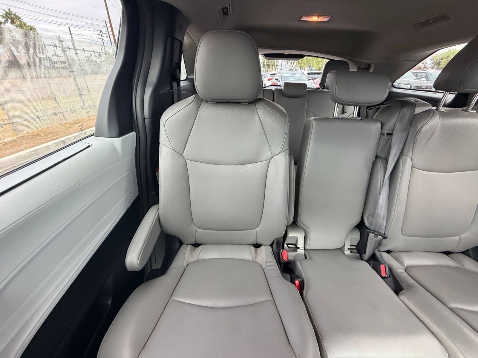 Used 2025 Toyota Sienna XLE FWD image 40