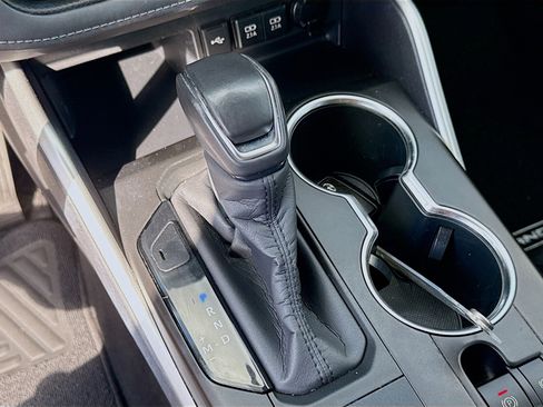 Used 2020 Toyota Highlander XLE image 15