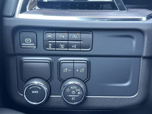 New 2025 Chevrolet Suburban Premier image 18