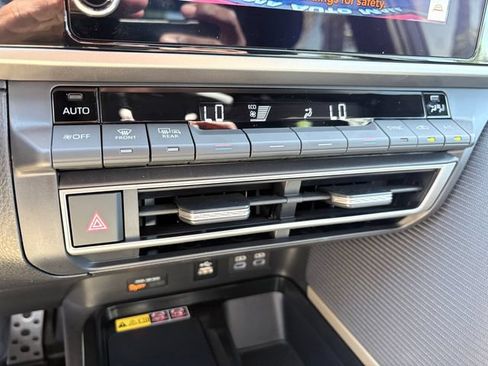 Used 2025 Toyota Camry SE AWD/4WD image 13
