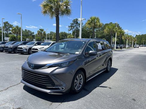 Used 2024 Toyota Sienna XLE FWD image 5