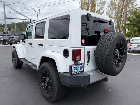 Used 2018 Jeep Wrangler Unlimited Sahara AWD/4WD image 17