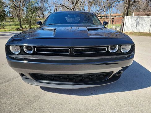 Used 2015 Dodge Challenger SXT image 2