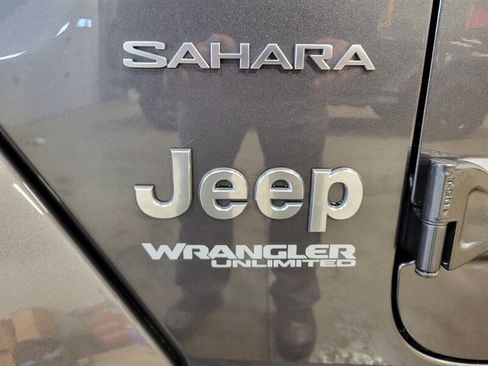 Used 2022 Jeep Wrangler Unlimited Sahara w/ Cold Weather Group AWD/4WD image 8