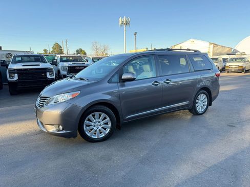 Used 2017 Toyota Sienna XLE Premium w/ Protection Package image 2