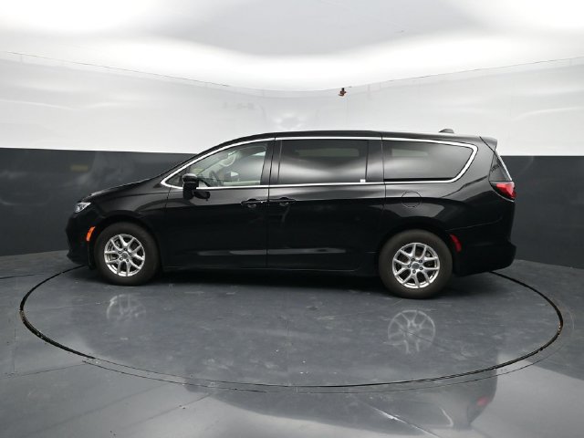 Used 2024 Chrysler Pacifica Touring-L FWD image 4