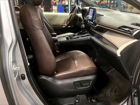 Used 2024 Toyota Sienna Platinum image 7