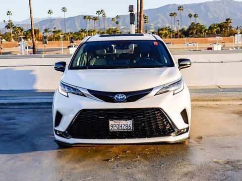 Used 2024 Toyota Sienna XSE w/ XSE Plus Package image 2
