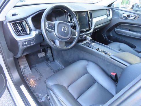 Used 2019 Volvo XC60 T6 Momentum w/ Multimedia Package AWD/4WD image 9