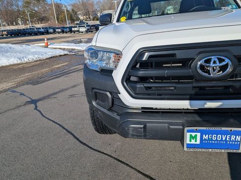 Used 2017 Toyota Tacoma SR image 9