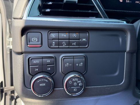 Used 2025 Chevrolet Suburban Z71 AWD/4WD image 33