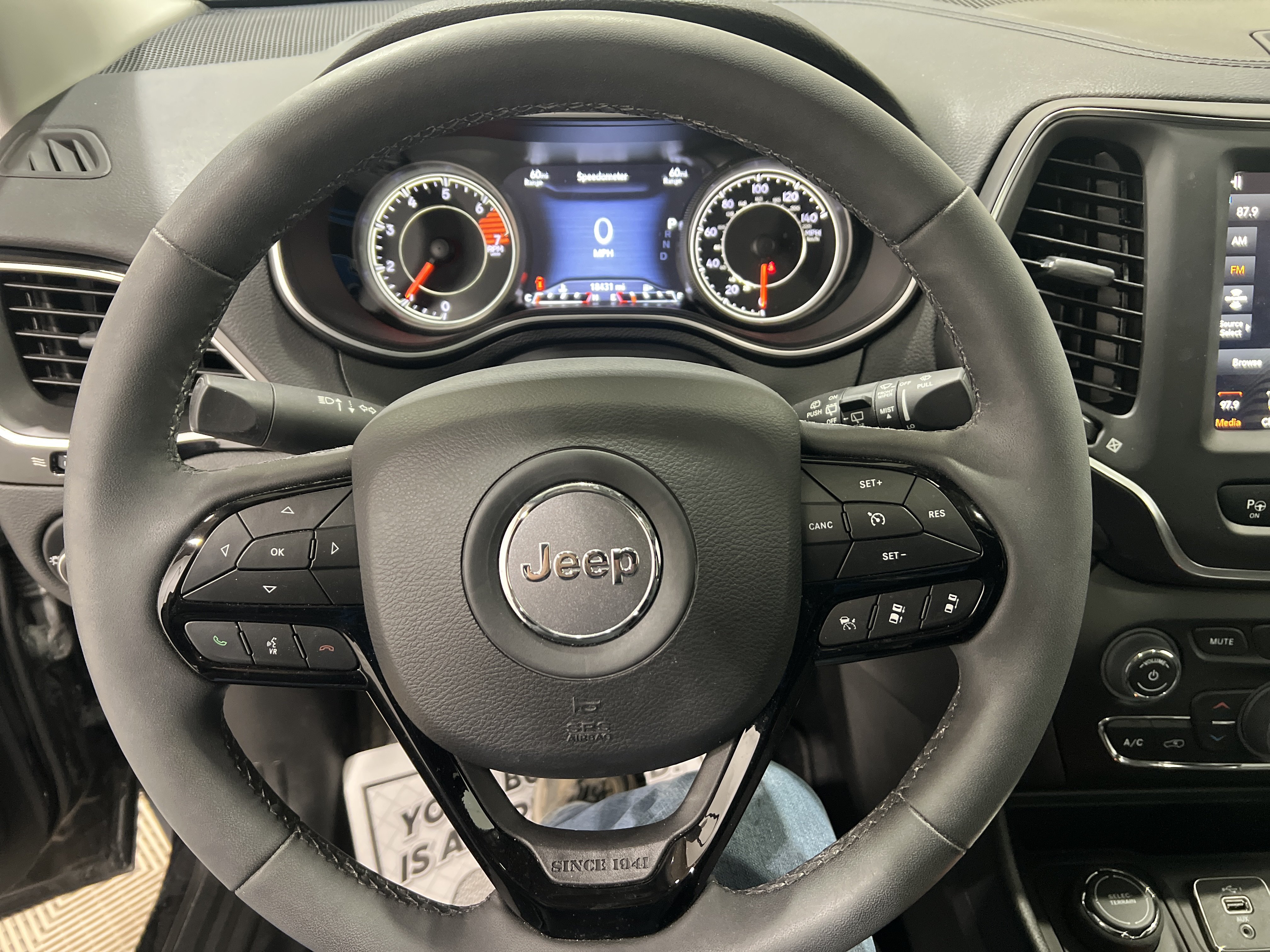 Used 2023 Jeep Cherokee Altitude Lux w/ Elite Group AWD/4WD image 7