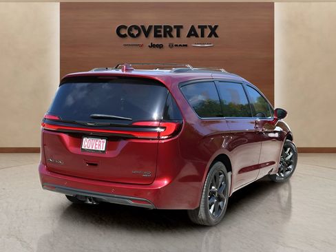 Used 2021 Chrysler Pacifica Limited w/ Uconnect Theater Family Group AWD/4WD image 5
