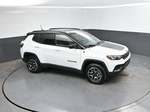 Used 2025 Jeep Compass Trailhawk AWD/4WD image 25