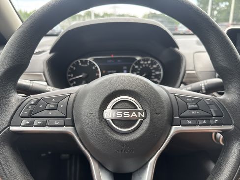 Used 2025 Nissan Altima 2.5 SV FWD image 10