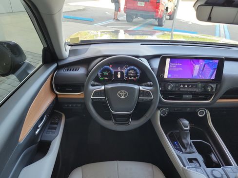 Certified 2025 Toyota Grand Highlander AWD Hybrid image 26