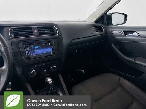 Used 2011 Volkswagen Jetta SE FWD image 22