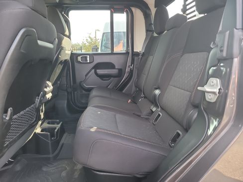 Used 2024 Jeep Gladiator Mojave AWD/4WD image 12