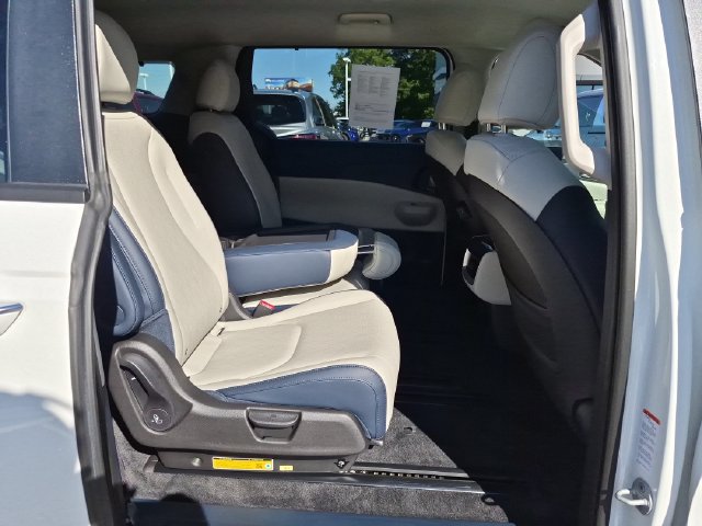Used 2026 Kia Carnival EX FWD image 24