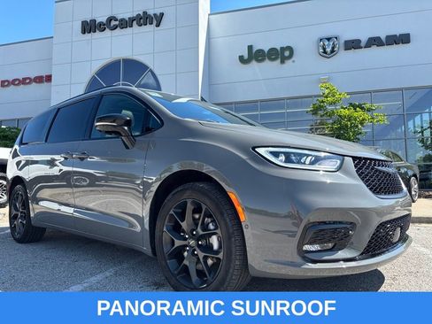 Used 2025 Chrysler Pacifica Limited AWD/4WD image 1