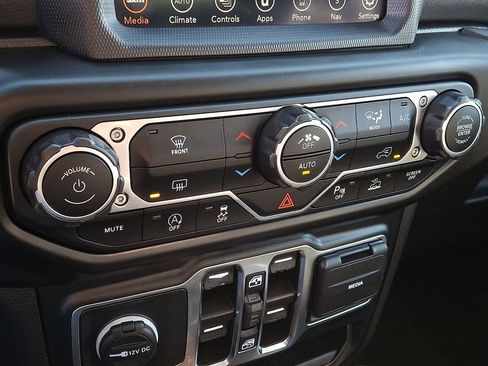 Used 2023 Jeep Gladiator Overland image 15