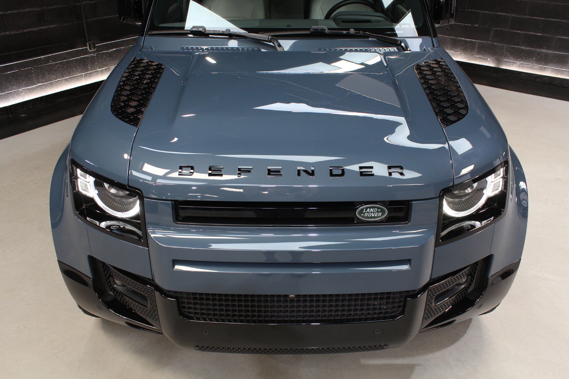 Used 2025 Land Rover Defender 110 X-Dynamic SE AWD/4WD image 5