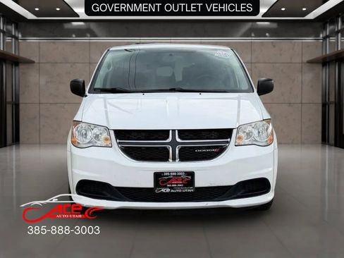 Used 2017 Dodge Grand Caravan SE w/ UConnect Hands-Free Group image 2