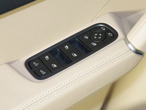 Certified 2022 Porsche Cayenne w/ Premium Package image 16