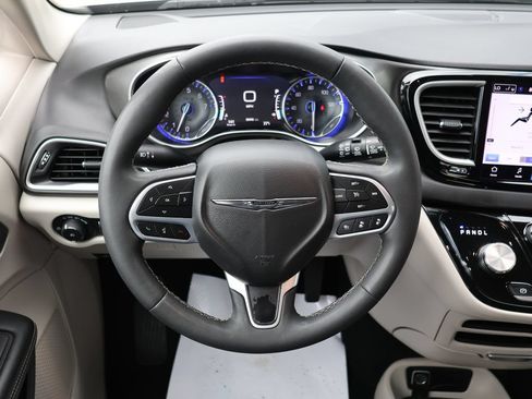 Used 2024 Chrysler Pacifica Touring-L FWD image 16