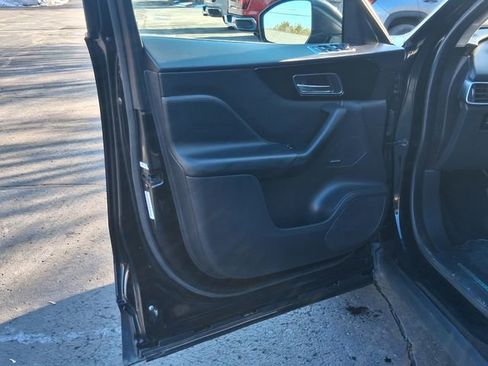 Used 2019 Jaguar F-PACE image 9