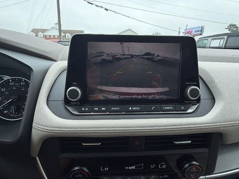 Used 2025 Nissan Rogue SV FWD image 32