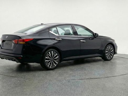 Used 2025 Nissan Altima 2.5 SV image 9