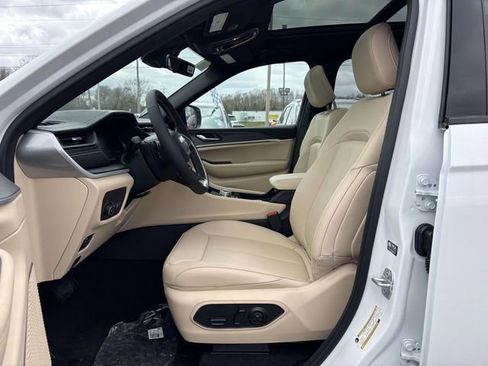New 2026 Jeep Grand Cherokee Limited w/ Limited Altitude Package AWD/4WD image 4