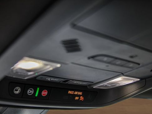 Used 2025 Cadillac XT5 Luxury FWD image 11