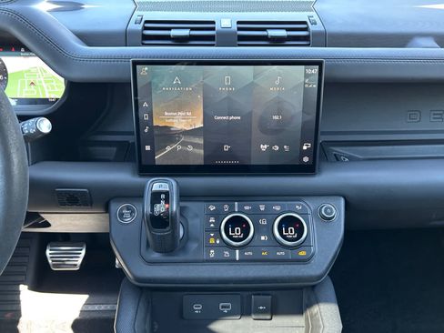 Used 2024 Land Rover Defender 110 V8 AWD/4WD image 16