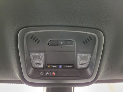 Used 2023 Chevrolet Traverse LT image 18