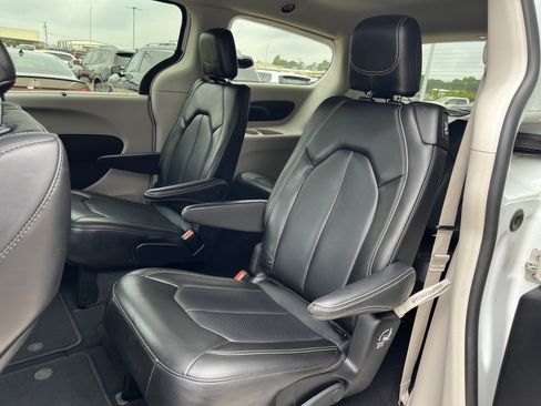 Used 2024 Chrysler Pacifica Touring-L FWD image 11