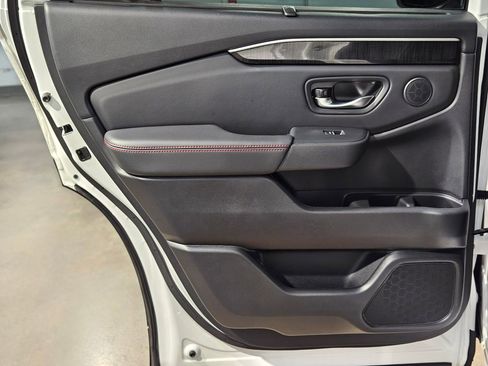 Used 2025 Honda Pilot Black Edition image 34