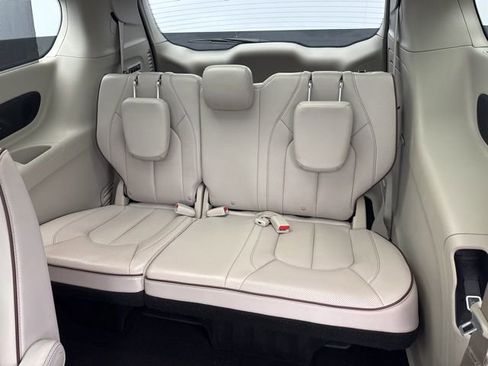 Used 2020 Chrysler Pacifica Limited w/ Advanced Safetytec Group image 40