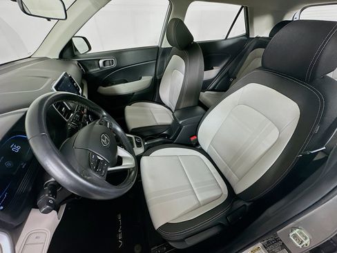 Used 2024 Hyundai Venue SEL image 13