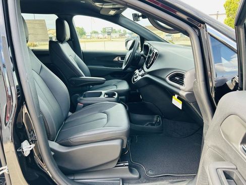 New 2026 Chrysler Voyager LX image 34