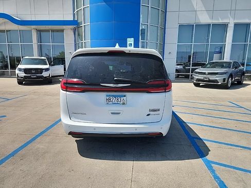 Used 2022 Chrysler Pacifica Touring-L FWD image 10