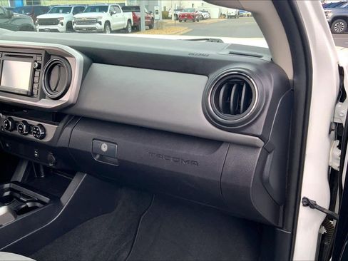 Used 2017 Toyota Tacoma SR5 w/ Tow Package image 19