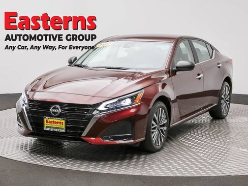 Used 2025 Nissan Altima 2.5 SV AWD/4WD image 1