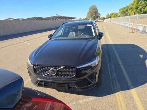 Used 2025 Volvo XC60 B5 Core image 2